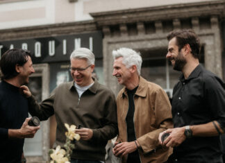 Die drei Don-Quiff-Gründer und Investor Frank Thelen stehen lachend mit Haarwachs-Dosen vor dem Friseursalon Tarquini in Salzburg