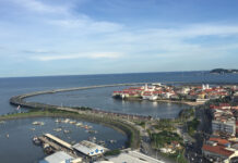 Die Altstadt Casco Viejo von Panama-Stadt auf ihrer Halbinsel am Pazifik, umrahmt von der Küstenstraße Cinta Costera