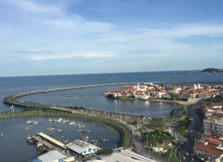 Die Altstadt Casco Viejo von Panama-Stadt auf ihrer Halbinsel am Pazifik, umrahmt von der Küstenstraße Cinta Costera