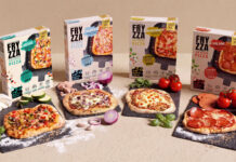 Vier Packungen Fryzza Airfryer-Pizza mit gebackenen Pizzen in den Sorten Veggie, Thunfisch, Margherita und Salami auf Schieferplatten