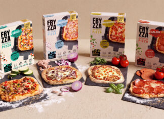 Vier Packungen Fryzza Airfryer-Pizza mit gebackenen Pizzen in den Sorten Veggie, Thunfisch, Margherita und Salami auf Schieferplatten