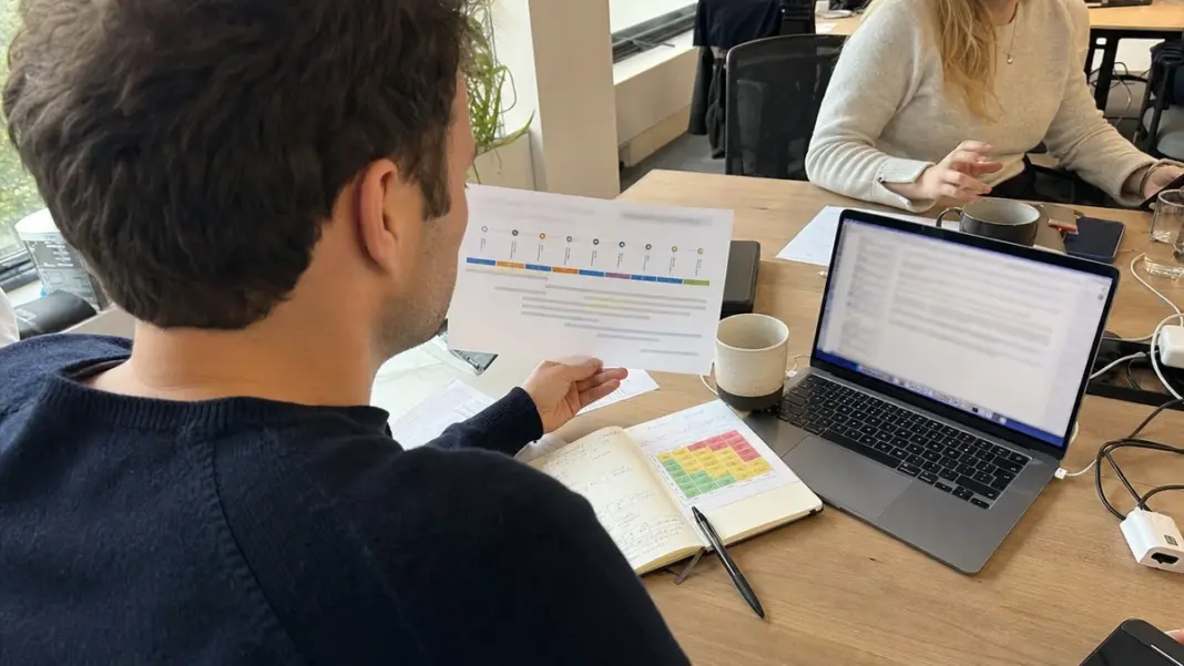 AI-Omnibus-Startups Gründerteam prüft Unterlagen und Zeitplan zur KI-Compliance nach dem EU AI Act.