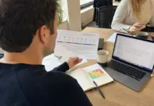 Gründerteam prüft Unterlagen und Zeitplan zur KI-Compliance nach dem EU AI Act.