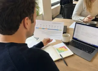 Gründerteam prüft Unterlagen und Zeitplan zur KI-Compliance nach dem EU AI Act.