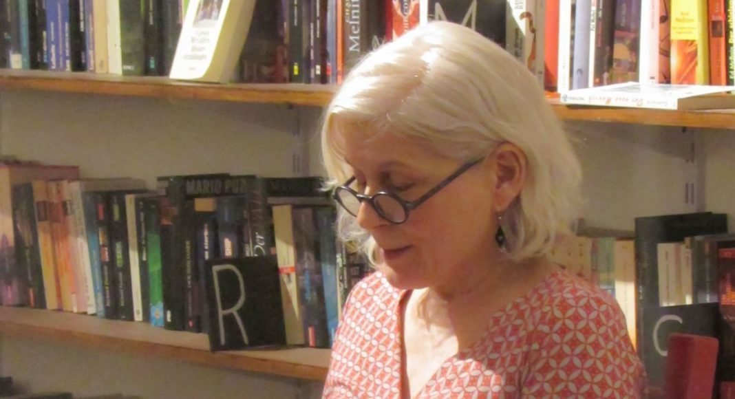 Angela Flury bei einer Lesung