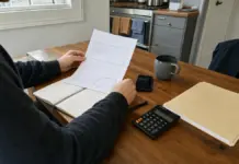 Arbeitslosenversicherung Selbstständige 2026: Lohnt sich die freiwillige Absicherung? Selbstständige Person plant Frist für freiwillige Arbeitslosenversicherung am Arbeitstisch.