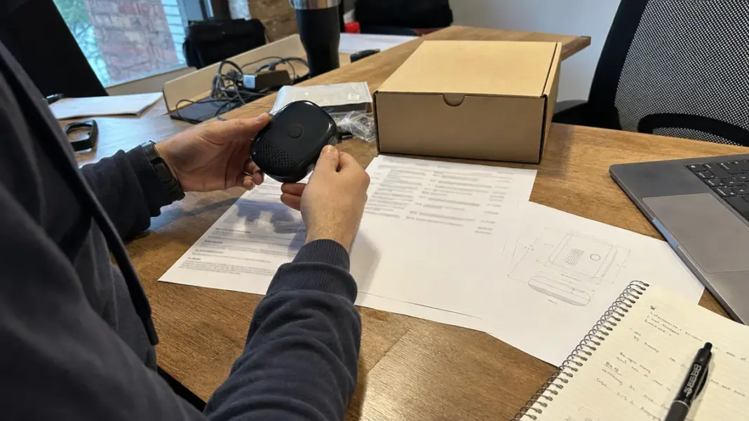 Startup-Team prüft Produktunterlagen und ein Elektronikgerät für die CE-Kennzeichnung.
