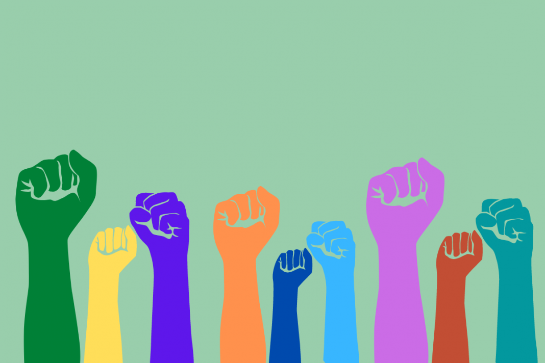 Diversität in Startups dargestellt durch verschiedenfarbige Hände