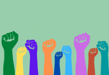 Diversität in Startups dargestellt durch verschiedenfarbige Hände