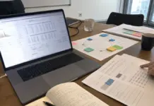 Unterlagen und Finanzierungsplan für eine vorbereitete Scale-up-Direct-Wachstumsrunde auf einem Startup-Schreibtisch.