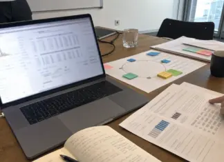 Unterlagen und Finanzierungsplan für eine vorbereitete Scale-up-Direct-Wachstumsrunde auf einem Startup-Schreibtisch.