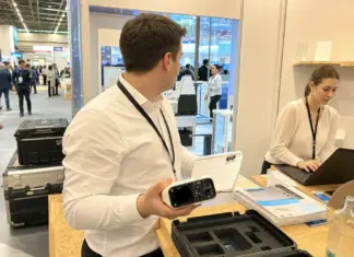 Startup-Team bereitet eine Produktdemo am German Pavilion auf einer internationalen Messe vor.