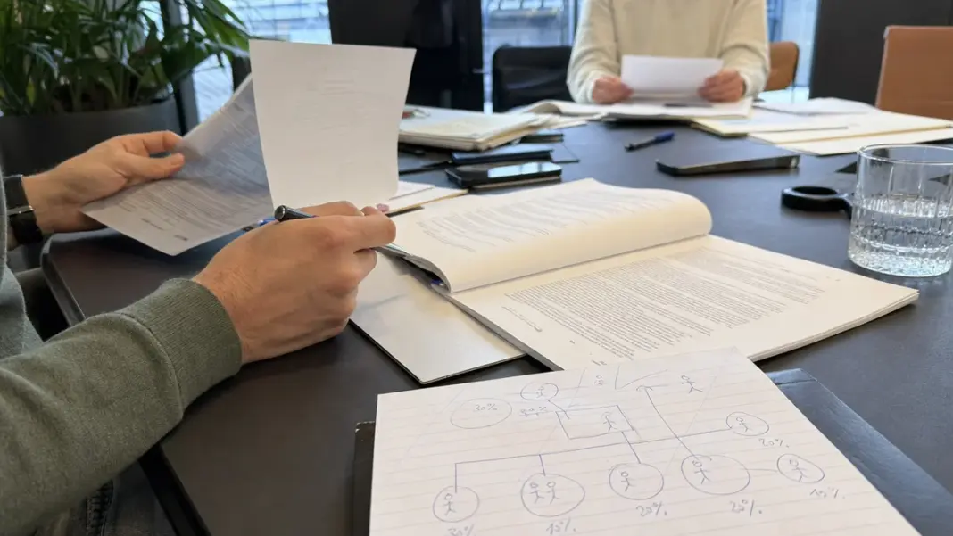 GmbH-Sozialversicherung-pruefen Gründer prüfen Satzung und Stimmrechte für die Sozialversicherung von Geschäftsführer:innen.