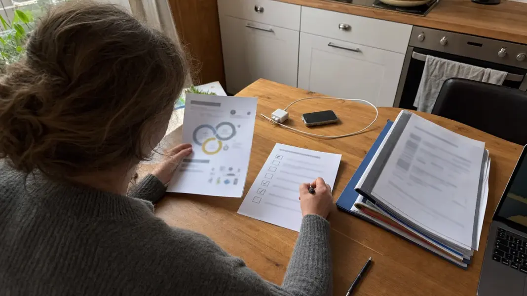 Gründerin prüft Unterlagen für die Bewerbung zum Gründungsstipendium NRW.