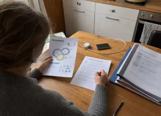 Gründerin prüft Unterlagen für die Bewerbung zum Gründungsstipendium NRW.