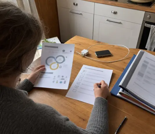 Gründerin prüft Unterlagen für die Bewerbung zum Gründungsstipendium NRW.