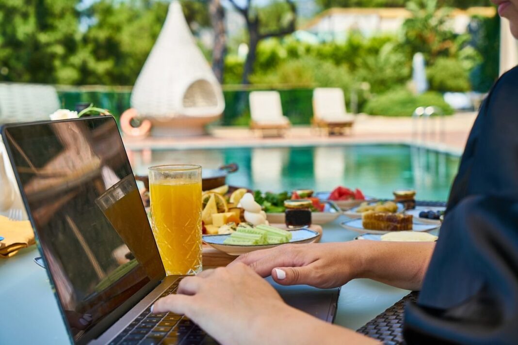 `Pool, Drinks und Arbeiten