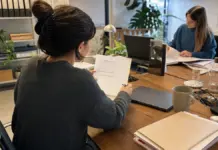 Mitarbeiterin prüft Unterlagen für die Einstellung internationaler Fachkräfte im Startup.