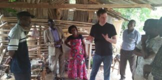 Jochen Baumeister erklärt die Arbeit von Urban Change Lab vor Ort (1)