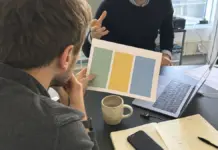 Mitarbeitende prüfen eine KI-Richtlinie mit Daten- und Freigaberegeln im Startup-Büro.