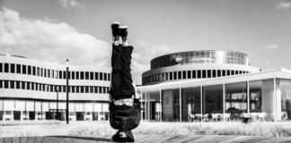Kopfstand vor dem Leitz Park
