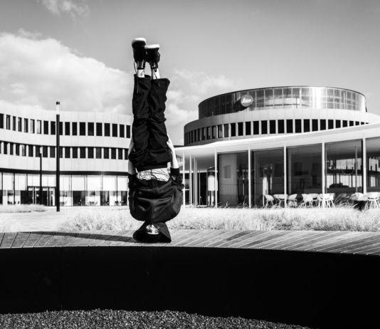 Kopfstand vor dem Leitz Park