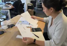 Künstlersozialabgabe Unternehmen: Wann Startups für Kreative zahlen Hände prüfen Freelancer-Rechnungen und Verträge für die Künstlersozialabgabe im Startup.