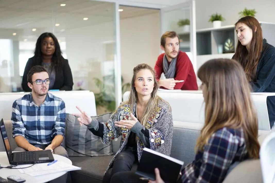 Ein Teamgespräch in einem Startup: Die Mitarbeiter sollen beteiligt werden