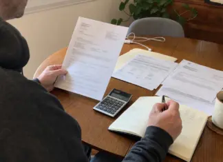 Selbstständige Person prüft Verträge und Unterlagen zur Rentenversicherungspflicht.