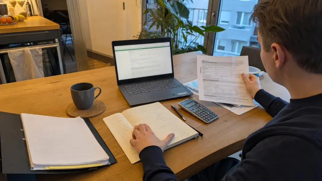 Steuerliche-Erfassung-vorbereiten Gründerin prüft Unterlagen für den Fragebogen zur steuerlichen Erfassung.