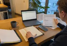 Fragebogen zur steuerlichen Erfassung 2026: So füllst du ihn als Gründer richtig aus Gründerin prüft Unterlagen für den Fragebogen zur steuerlichen Erfassung.