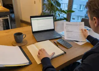 Gründerin prüft Unterlagen für den Fragebogen zur steuerlichen Erfassung.