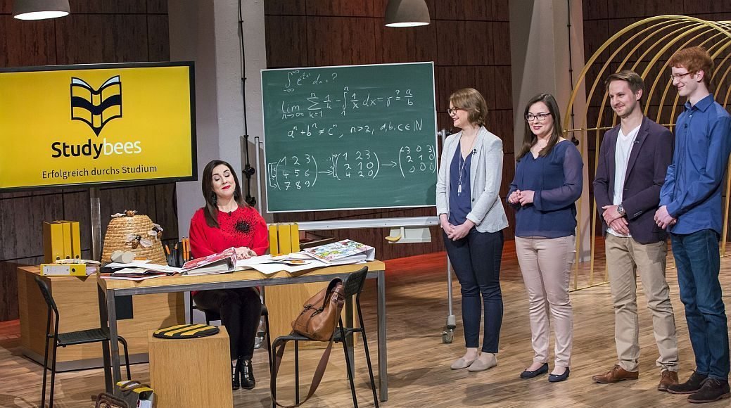 V.l.: Judith Williams und die "Studybees"-Gründer Julia Hetzel, Alexandra Slabskaia, Fabian Klein und Johannes Saal.