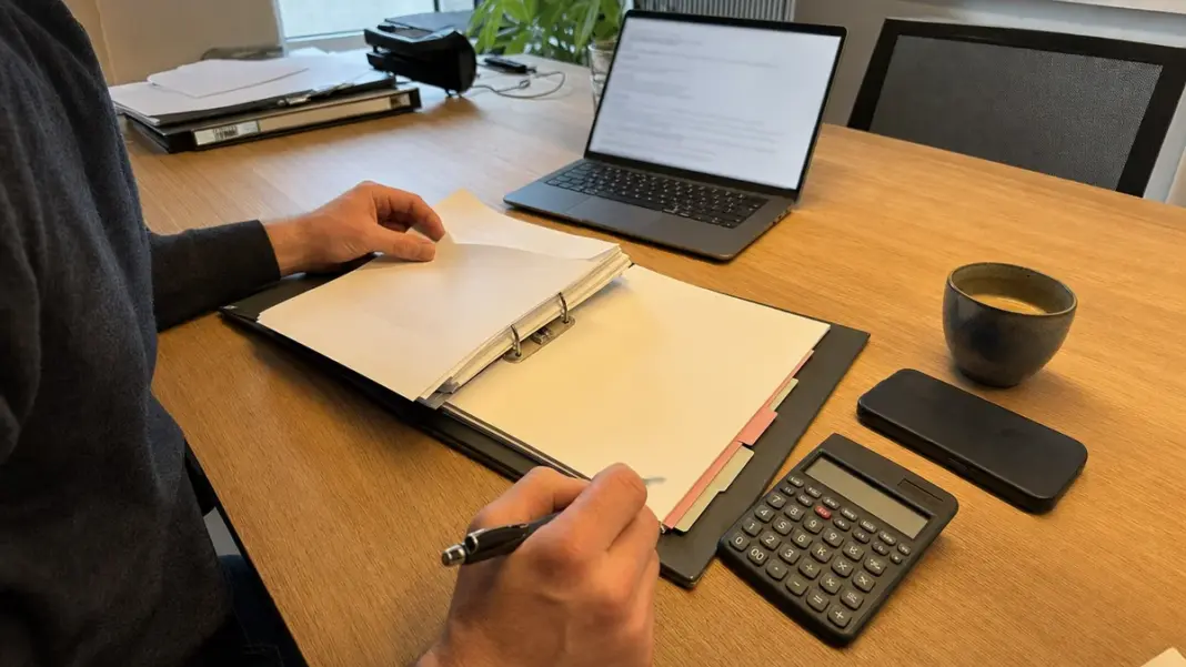 Gründerin bereitet Unterlagen für die Umwandlung einer UG in eine GmbH vor.