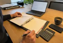 UG in GmbH umwandeln 2026: Wann sich der Schritt für Gründer lohnt Gründerin bereitet Unterlagen für die Umwandlung einer UG in eine GmbH vor.