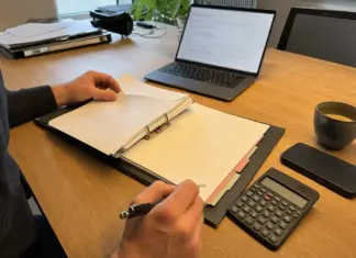 Gründerin bereitet Unterlagen für die Umwandlung einer UG in eine GmbH vor.