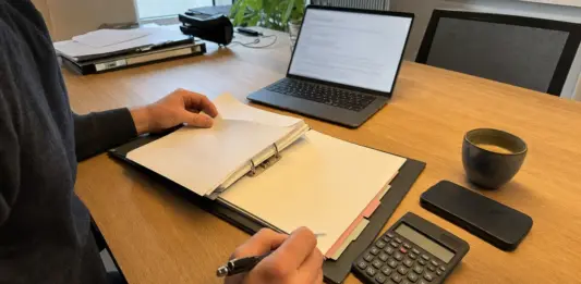 Gründerin bereitet Unterlagen für die Umwandlung einer UG in eine GmbH vor.
