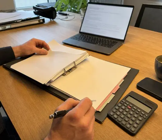 Gründerin bereitet Unterlagen für die Umwandlung einer UG in eine GmbH vor.