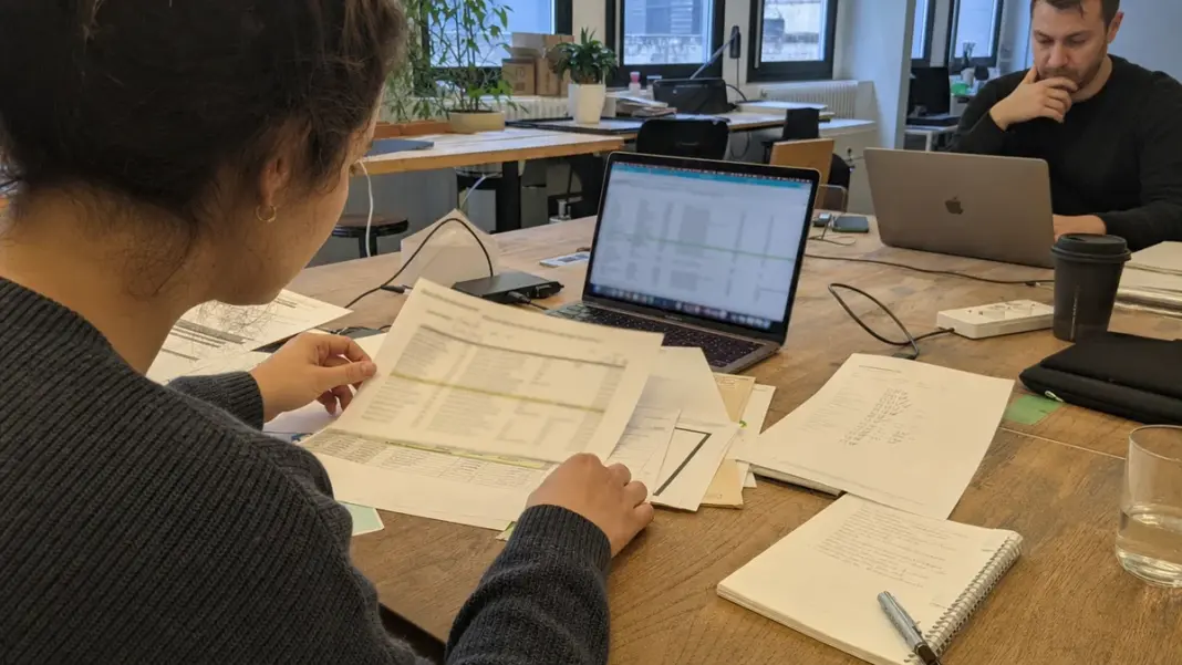 Startup-Team ordnet ESG-Dokumente und Daten für einen VSME-Fragebogen.