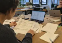 Startup-Team ordnet ESG-Dokumente und Daten für einen VSME-Fragebogen.