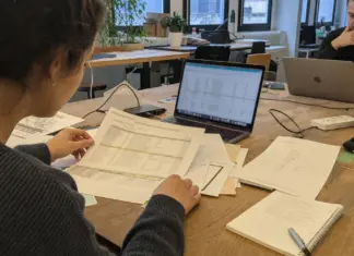 Startup-Team ordnet ESG-Dokumente und Daten für einen VSME-Fragebogen.