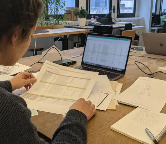 Startup-Team ordnet ESG-Dokumente und Daten für einen VSME-Fragebogen.