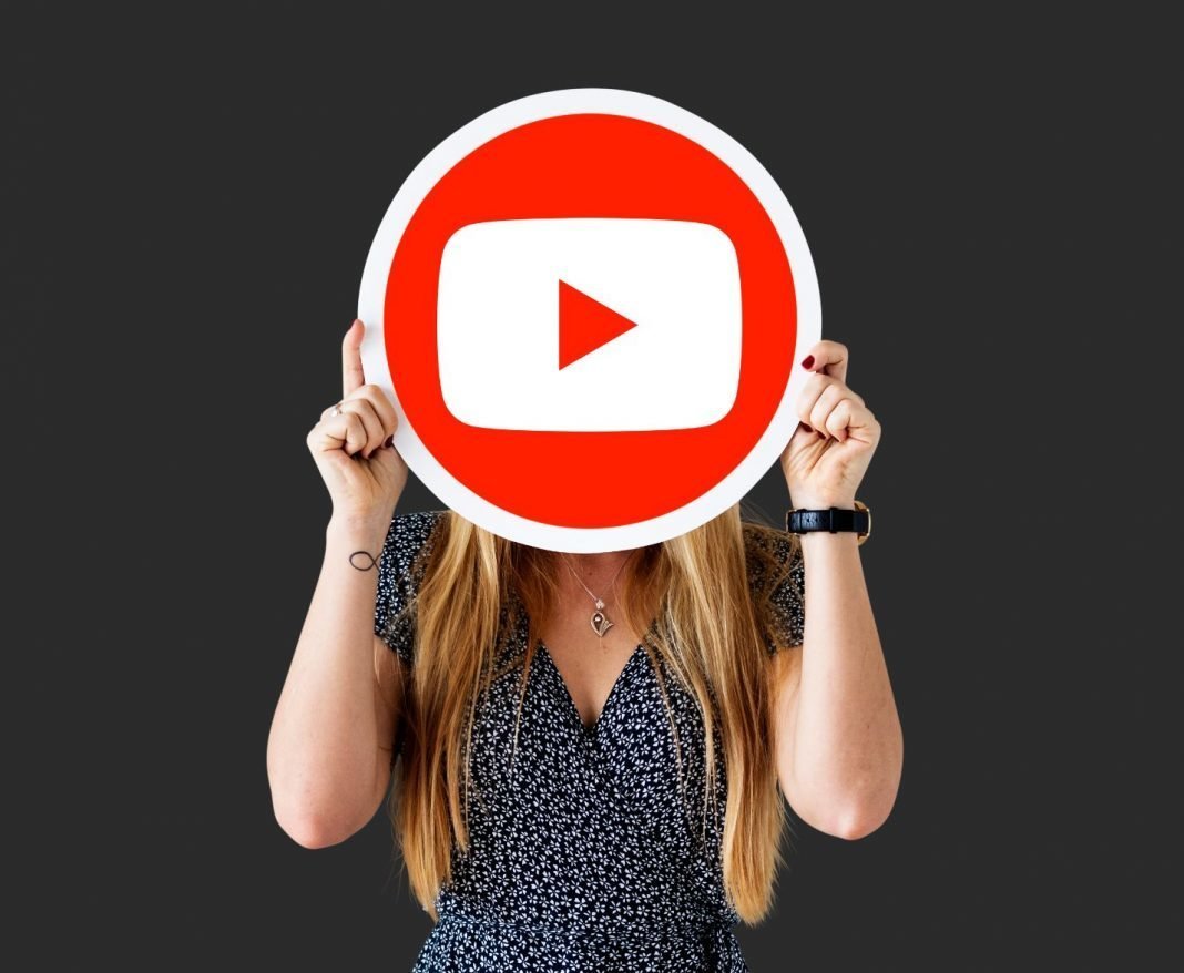 Youtube_Youtube Influencer_Youtube Marketing_Women with Youtube Shield