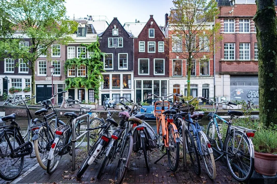 Abgestellte Fahrräder vor Grachtenhäusern in Amsterdam