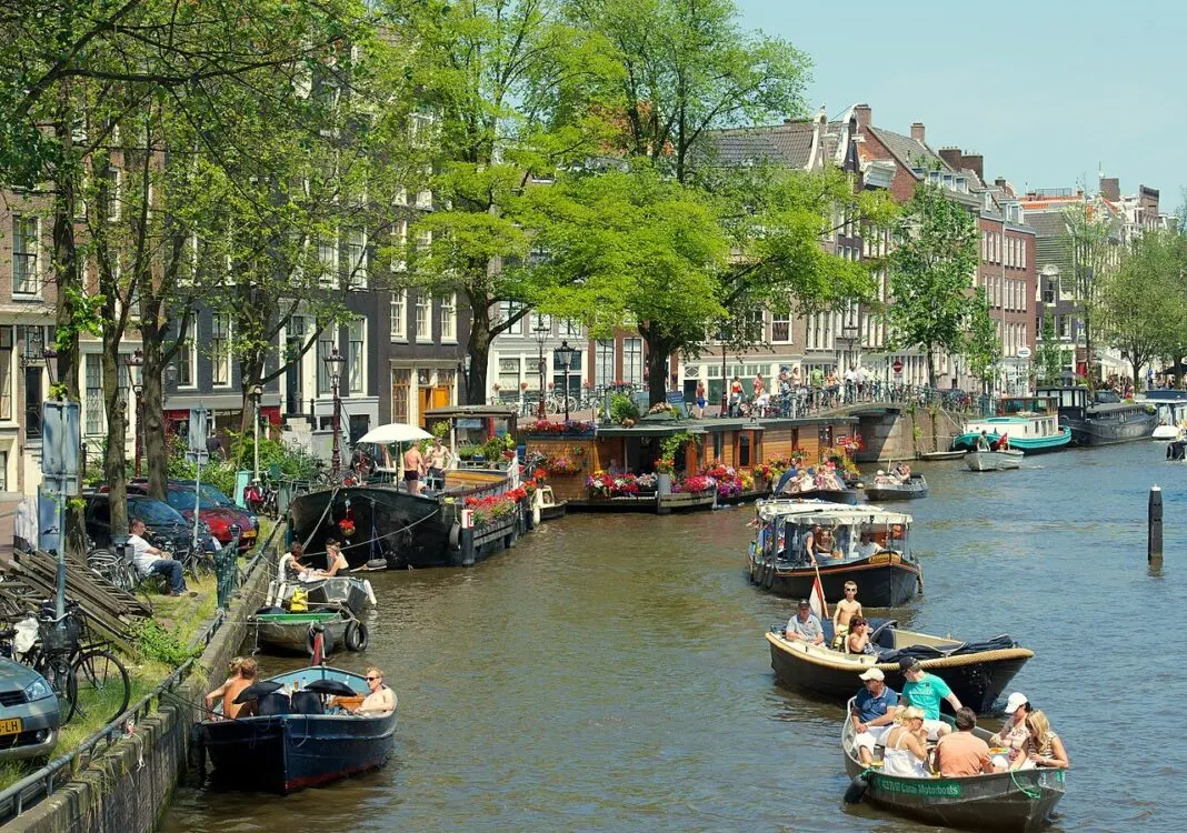 Boote auf einer Gracht im Amsterdamer Viertel Jordaan