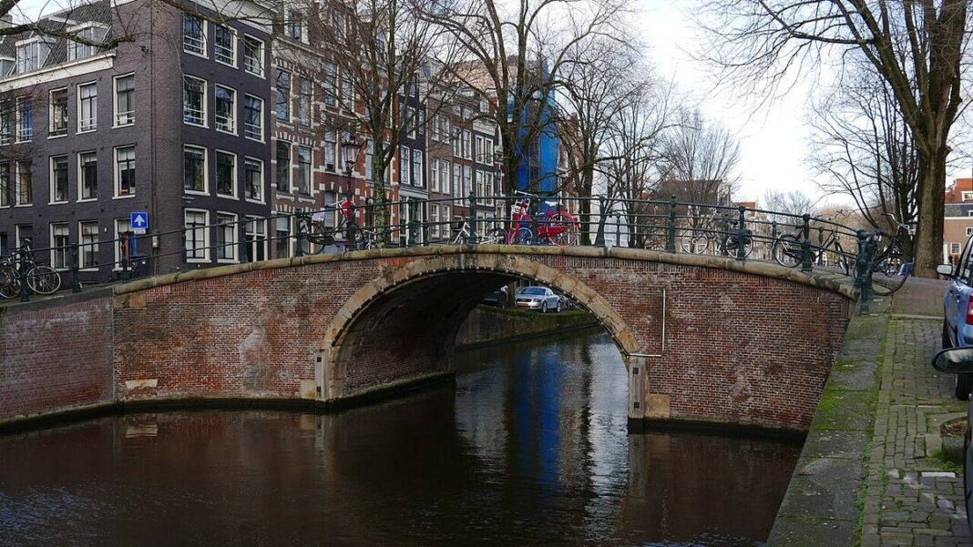 Backsteinbrücke über die Reguliersgracht in Amsterdam