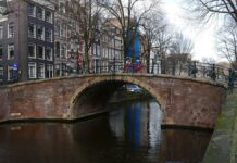 Auswandern nach Amsterdam: Leben und Arbeiten in Amsterdam, Mieten und Anmeldung Backsteinbrücke über die Reguliersgracht in Amsterdam