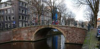 Backsteinbrücke über die Reguliersgracht in Amsterdam