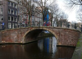 Backsteinbrücke über die Reguliersgracht in Amsterdam