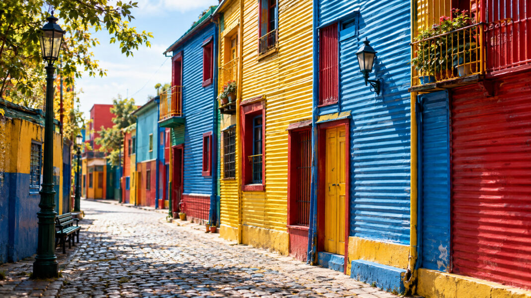 Bunte Wellblechhäuser in Blau, Gelb und Rot an der Gasse Caminito im Viertel La Boca in Buenos Aires